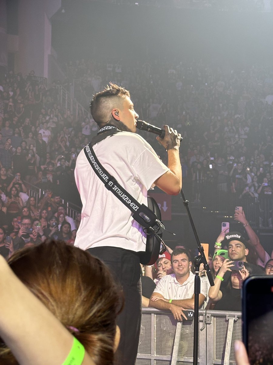 Nitro574's tweet photo. #clancyhouston #twentyonepilots https://t.co/8xpobr70DA