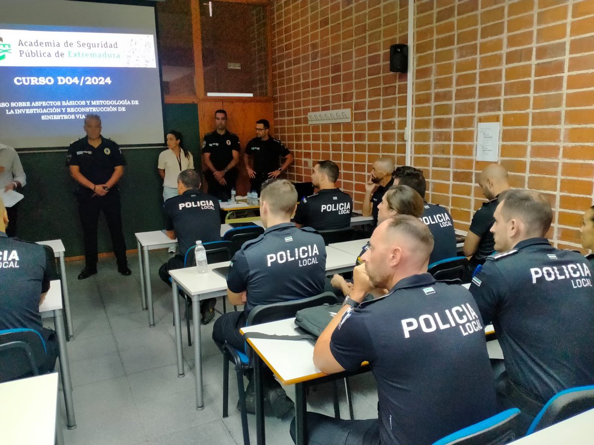 👮 ¡Arrancamos septiembre con más formación en la #Academia de #Seguridad Pública de #Extremadura! Más de 25 agentes de la #policíalocal de Extremadura realizan en la #Aspex un curso sobre aspectos básicos y metodología de la investigación y reconstrucción de #siniestrosviales.