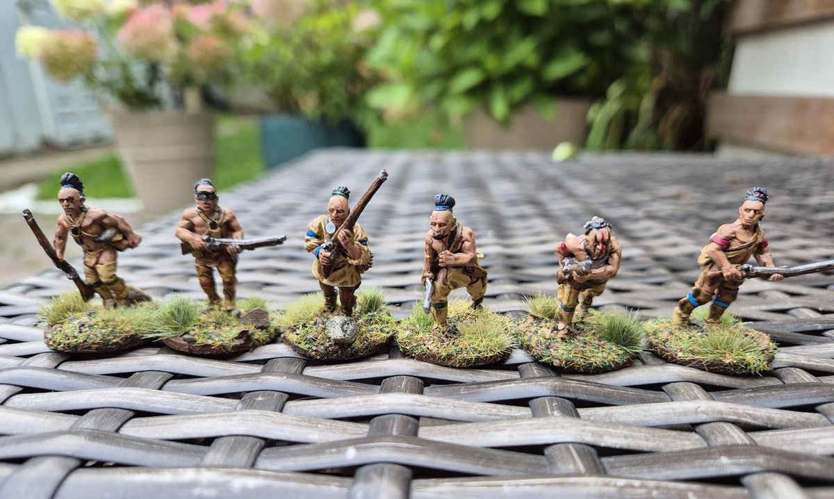 A few Perry miniatures Native Americans lurking in the garden today!

#wargaming
#miniaturepainting 
#painting