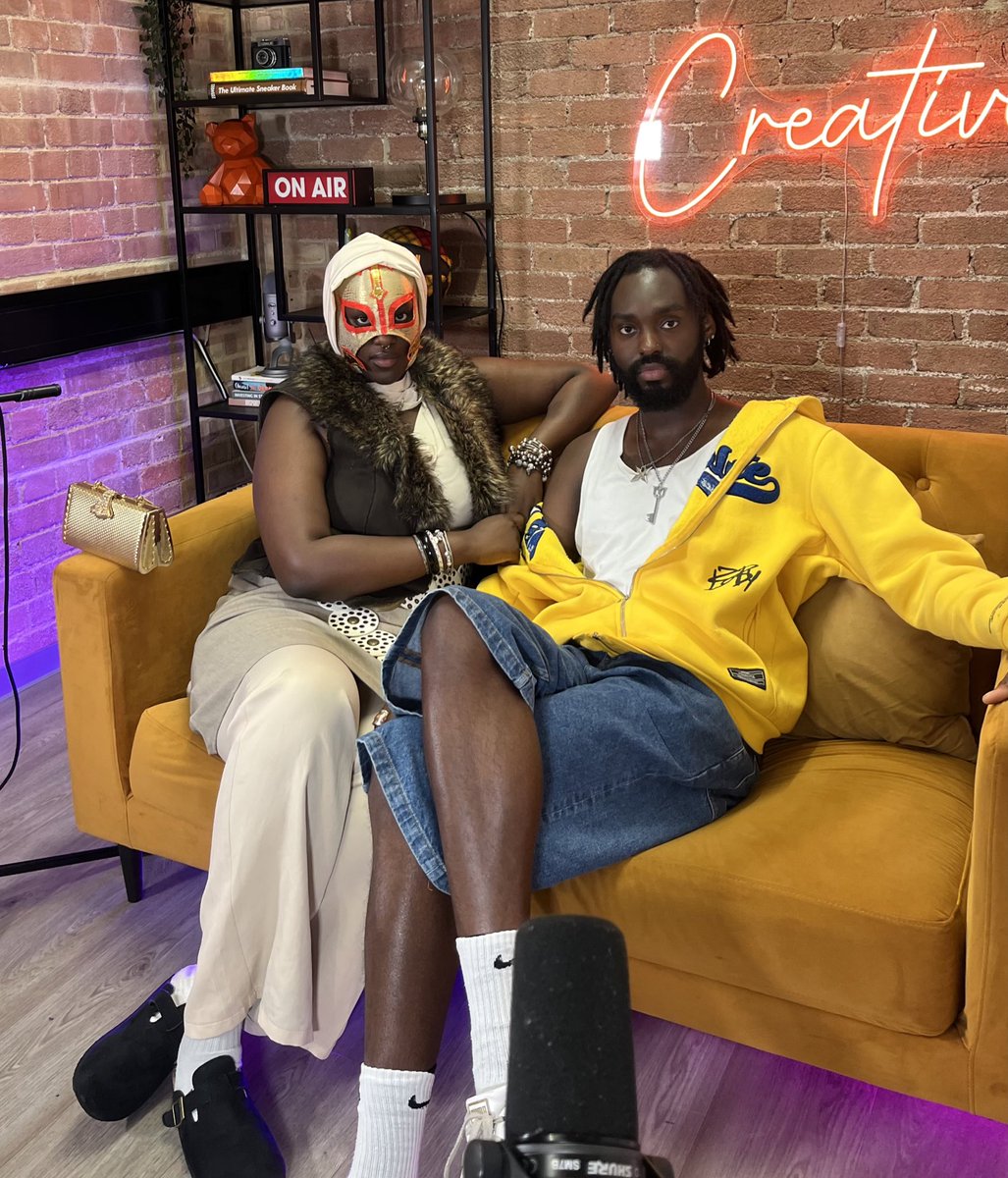 gIowiny's tweet photo. Gay Mysterio and a fan 🤭@ChirpseHurtsPod https://t.co/BGyPPIe6P7