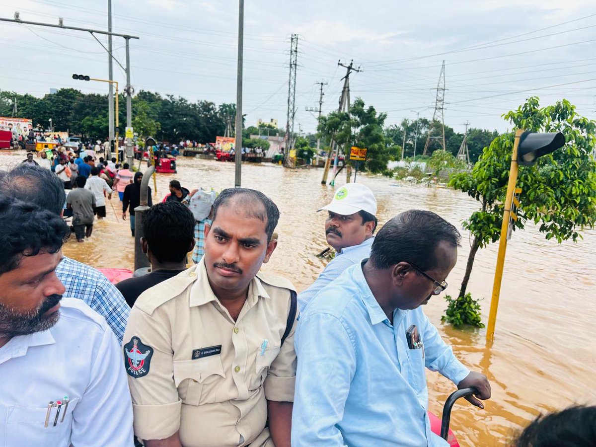 GVMC_VISAKHA's tweet photo. విజయవాడ వరద ముంపు ప్రాంతాల్లో శరవేగంగా సాగుతున్న జీవీఎంసీ సహాయక చర్యలు

మహా విశాఖ నగరపాలక సంస్థ అధికారులు, ఉద్యోగులు, పారిశుద్ధ్య కార్మికులు విజయవాడ వరద ముంపు ప్రాంతాల్లో సహాయక చర్యలను శరవేగంగా సాగిస్తున్నారని జీవీఎంసీ కమిషనర్ డాక్టర్ పి.సంపత్ కుమార్ ఐఎఎస్ గురువారం ఒక ప్రకటన ద్వారా తెలిపారు.

విజయవాడ 64వ వార్డులో వరద ముంపు ప్రాంతాల్లో ఆహార పొట్లాలు, మంచినీరు పంపిణీ కార్యక్రమం నిర్వహణను రాష్ట్ర రోడ్లు భవనాల శాఖ మంత్రి బి.సి.జనార్దన్ రెడ్డి స్వయంగా పరిశీలించడం జరిగిందని జీవీఎంసీ కమిషనర్ తెలిపారు. కమిషనర్ అండ్ డైరెక్టర్ ఆఫ్ మున్సిపల్ అడ్మినిస్ట్రేషన్ వారి ఉత్తర్వులు మేరకు విజయవాడ 64 వార్డులో గల కుందావారి కండ్రిక, ఎన్.ఎస్.సి బోస్ నగర్, బి.వి. సుబ్బారెడ్డి స్కూల్ ఏరియా, ప్రజాశక్తి నగర్, విద్యాసాగర్ ఎన్జీవోస్ కాలనీ, MIG  యూ డి ఏ కాలనీ లలో పారిశుధ్య పనులను, వరదల్లో చిక్కుకున్న ప్రజలకు ఆహార ప్యాకెట్లు, మంచినీటి బాటిల్స్ ను జివీఎంసీ ఉద్యోగులతో పంపిణీ చేసే కార్యక్రమాన్ని నిర్వహించడం జరిగిందని  జీవీఎంసీ కమిషనర్ తెలిపారు. జీవీఎంసీ అధికారులు, ఉద్యోగులు, పారిశుధ్య కార్మికులు విజయవాడలో గల 20వ వార్డు నుండి 64వ వార్డు వరకు పలుచోట్ల పారిశుద్ధ్య పనులు నిర్వహణ, ప్రజలకు అందించే సహాయక చర్యలలో  నిమగ్నమై ఉన్నారని, తనతో పాటు చైల్డ్ వెల్ఫేర్ శాఖ మేనేజింగ్ డైరెక్టర్ వేణుగోపాల్ రెడ్డి కూడా వరద ముంపు ప్రాంతాల్లో ఆహార పొట్లాలు, మంచినీరు పంపిణీ , పారి శుధ్య నిర్వహణ కార్యక్రమంలో పాల్గొన్నారని  కమిషనర్ తెలిపారు.

#EcoVizag #SwachhSurvekshan2024 #SwachhSurvekshan2024Visakhapatnam #ISupportEcoVizag

@AndhraPradeshCM
@sampathpommala
@SwachhBharatGov
@SwachhaAndhra
@SwachSurvekshan
@swachhbharat
@MoHUA_India
@MoHFW_INDIA
@pibvijayawada