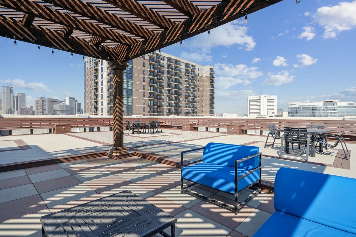 DeepEllumLofts's tweet photo. Experience breathtaking rooftop views at 3200 Main Lofts that will truly take your breath away! 🌇 A life of luxury awaits you, and it’s just a phone call away! 📞 Dial +1 469 609 6944 to schedule your exclusive tour today! https://t.co/IoBqCB35H9