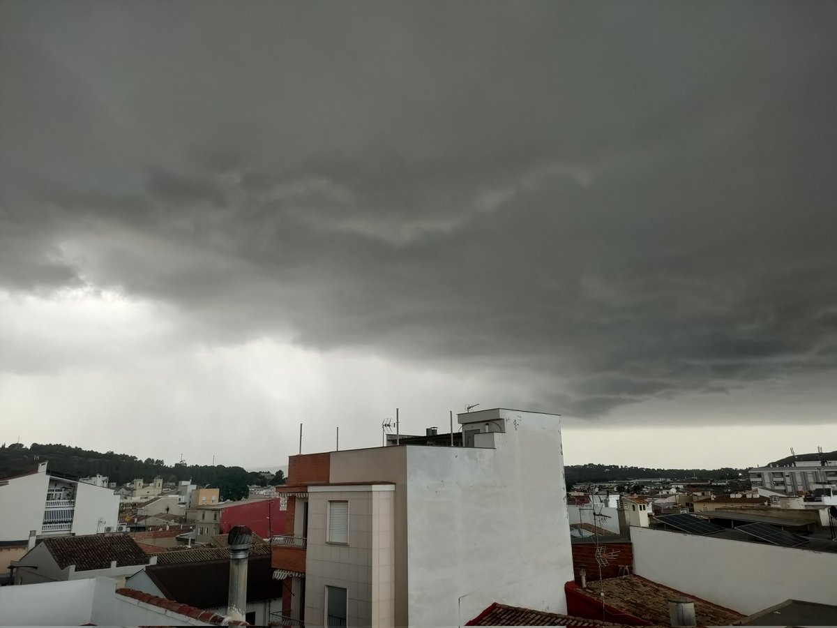 Imponent cumulonimbus arcus arribant a Real (Ribera Alta, València) mirant cap a ponent ⛈️🌩️⚡ <a href="/AEMET_CValencia/">AEMET Comunitat Valenciana</a> <a href="/apuntoratge/">À Punt Oratge</a> <a href="/Tiempo_Valencia/">☈⚡TiempoValència☔❄</a> <a href="/Valencia_WX/">ValènciaWeather⚡️</a> <a href="/avamet/">AVAMET</a> <a href="/st_chaser_spain/">st.chaser_spain</a> <a href="/Stormyalert/">Stormyalert</a> <a href="/Supercelulas/">🌩️🌪️_Supercélulas_🌪️🌩️</a>