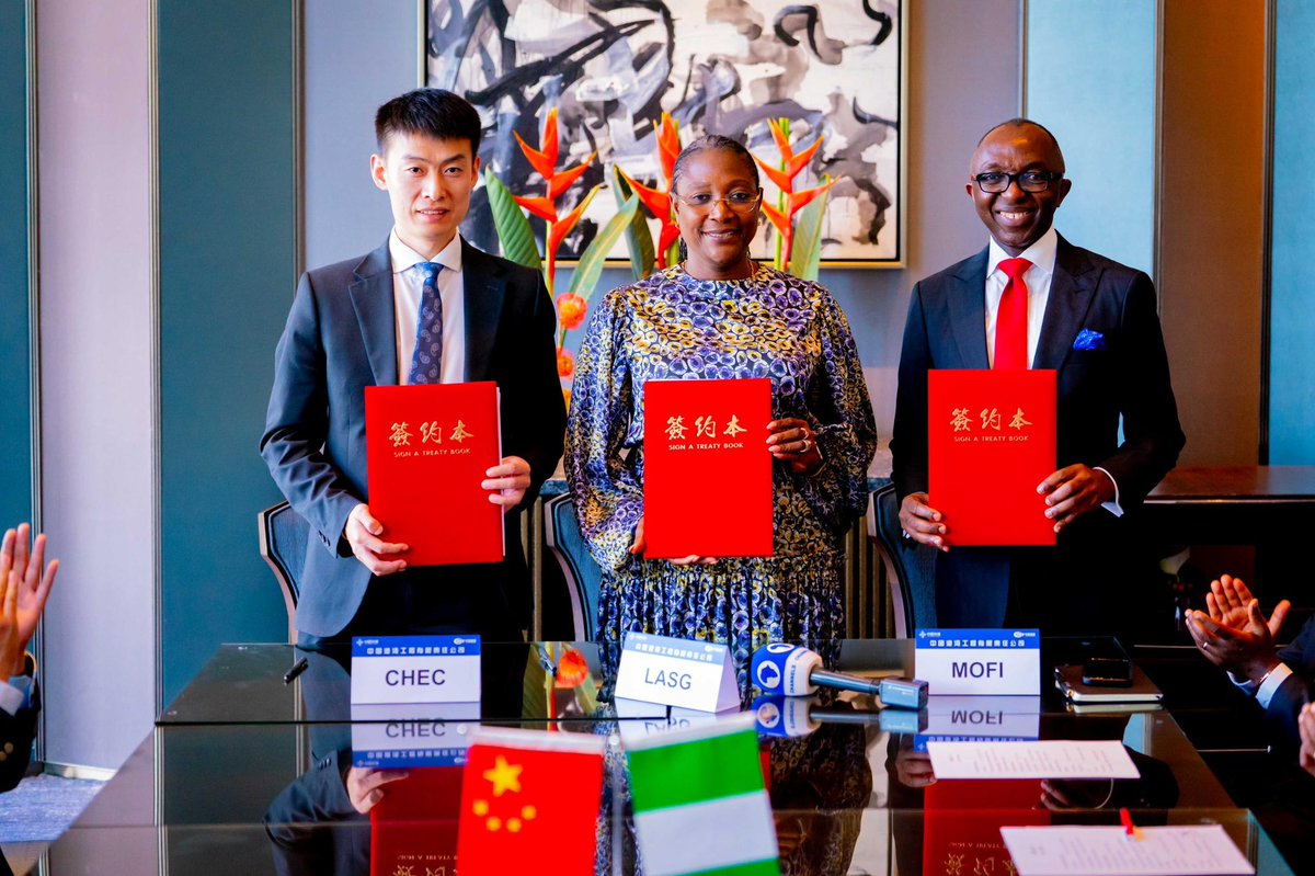 gboyegaakosile's tweet image. Finally, we signed the MOU for the construction of Green Line. It’s 68km rail line that’d run from Marina, where you have the Blue Line to Lekki Free Zone.
Gradually, the Governor @jidesanwoolu’s administration is taking Lagos to her place of pride.