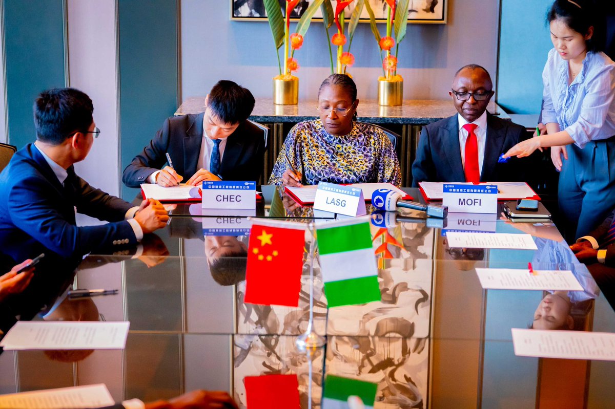 gboyegaakosile's tweet image. Finally, we signed the MOU for the construction of Green Line. It’s 68km rail line that’d run from Marina, where you have the Blue Line to Lekki Free Zone.
Gradually, the Governor @jidesanwoolu’s administration is taking Lagos to her place of pride.