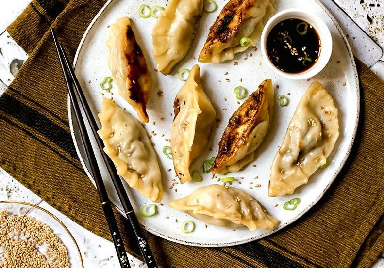 privatchefspain's tweet photo. ­Marjo, les bons tutos : comment faire des gyoza porc, miso, ciboule, gingembre ? https://t.co/M3Uh1rFpug https://t.co/NtiBApATXk