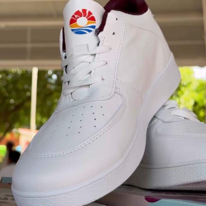 quintanaroonews's tweet photo. #Entérate Llegaron los tenis de la 4T a #Cancún  Así fueron entregados a los alumnos de educación básica del municipio de Benito Juárez. ¿Tenis propagandísticos de la alcaldesa @anapatyp o verdaderamente para ayudar? https://t.co/nHXQ0ojXka