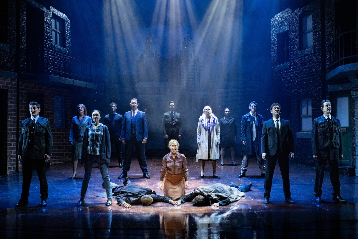 Curtain_CallRev's tweet image. 🎭FIRST LOOK🎭 - Production images released for the current UK tour of the multi award-winning production of Blood Brothers starring Vivienne Carlyle as Mrs Johnstone alongside Sean Jones as Mickey and Joe Sleight as Eddie
🎟️kenwright.com/productions/bl…
📸Jack Merriman