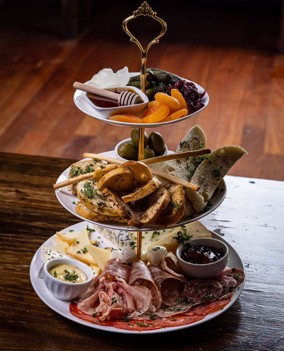 BarBootlegger's tweet image. Notre cuisine vous présente un large menu absolument tout cuisiné maison avec des options à partager et même des options végé ainsi que végan. ⁠
⁠
La cuisine est ouverte tous les jours jusqu’à 1hrs am .⁠
⁠
Jette un coup d’œil sur notre menu en ligne ⁠
⁠