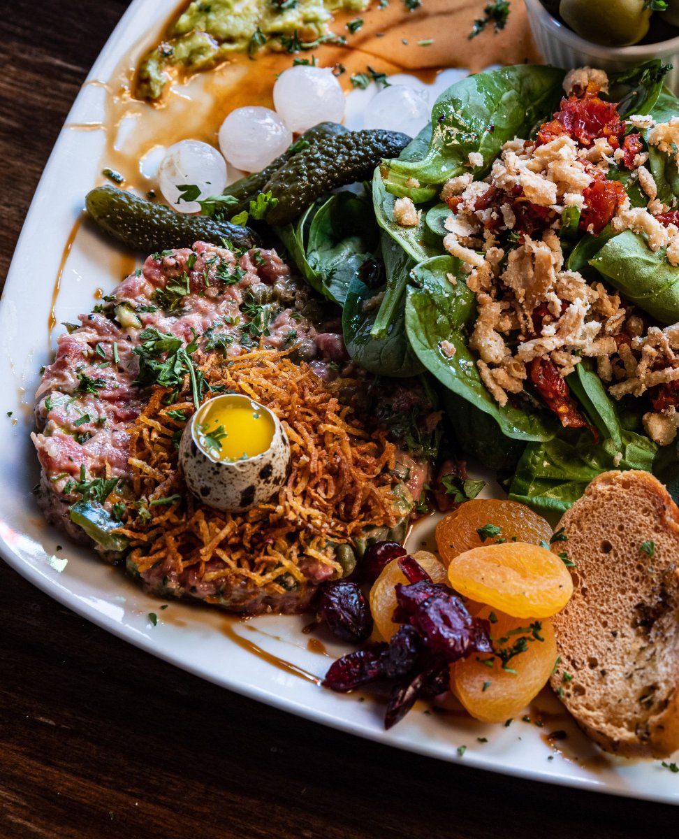 BarBootlegger's tweet image. Notre cuisine vous présente un large menu absolument tout cuisiné maison avec des options à partager et même des options végé ainsi que végan. ⁠
⁠
La cuisine est ouverte tous les jours jusqu’à 1hrs am .⁠
⁠
Jette un coup d’œil sur notre menu en ligne ⁠
⁠