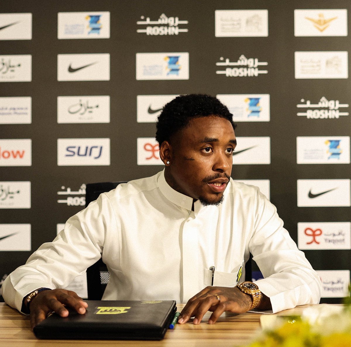 frexbb's tweet image. بيريجوين بالزي السعودي خلال مراسم توقيع العقد  🇸🇦😁