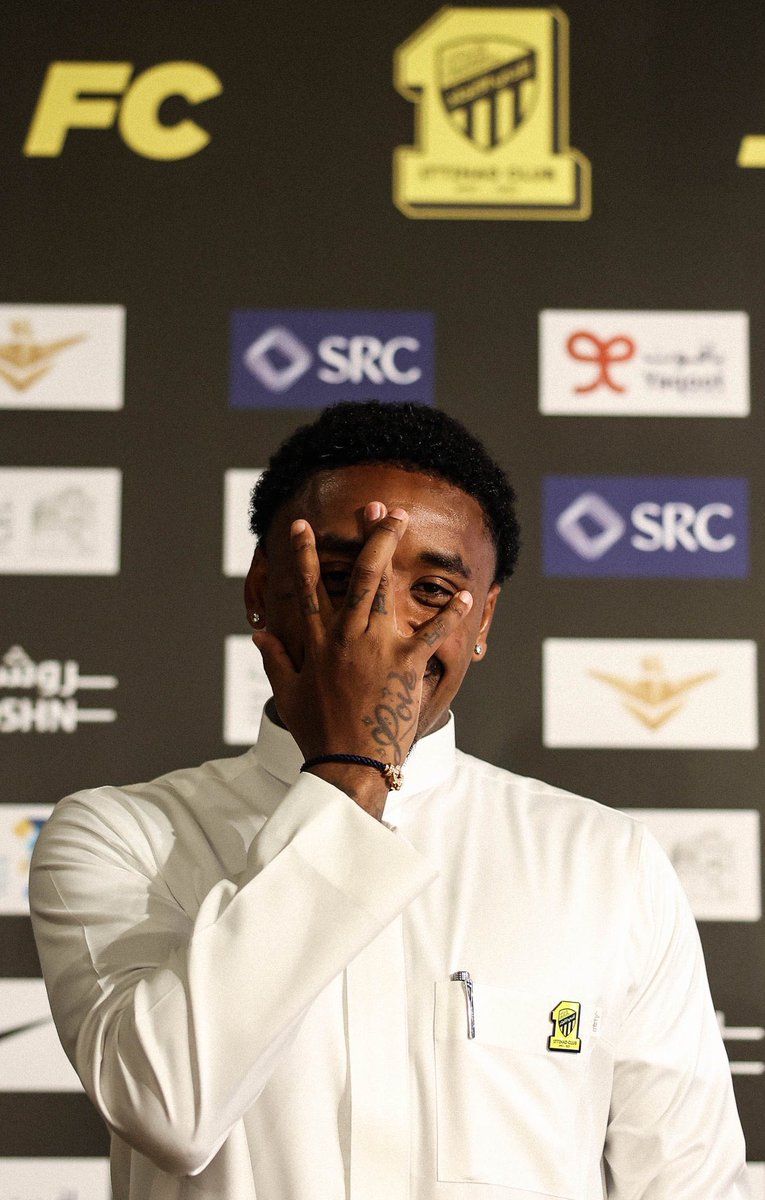 frexbb's tweet image. بيريجوين بالزي السعودي خلال مراسم توقيع العقد  🇸🇦😁