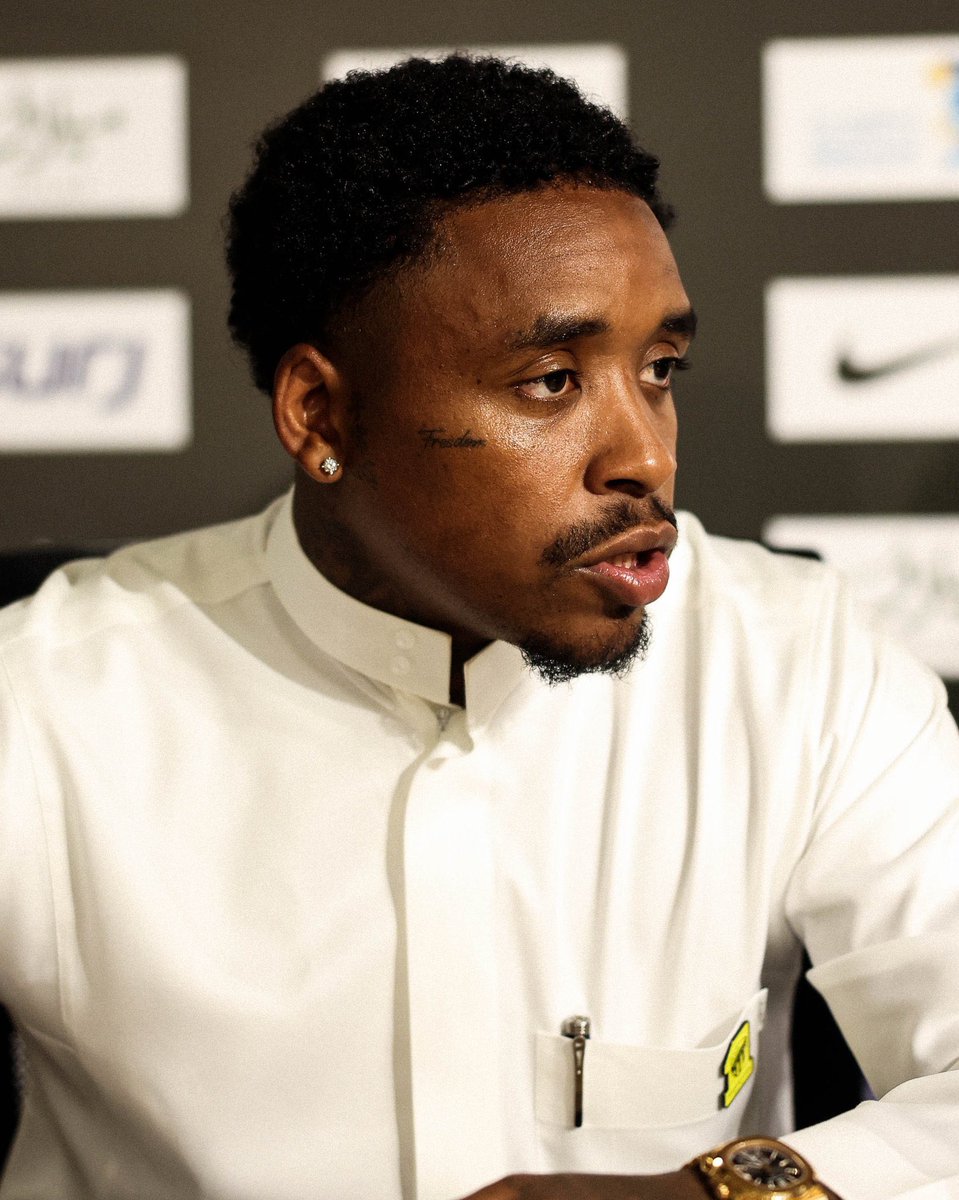 frexbb's tweet image. بيريجوين بالزي السعودي خلال مراسم توقيع العقد  🇸🇦😁