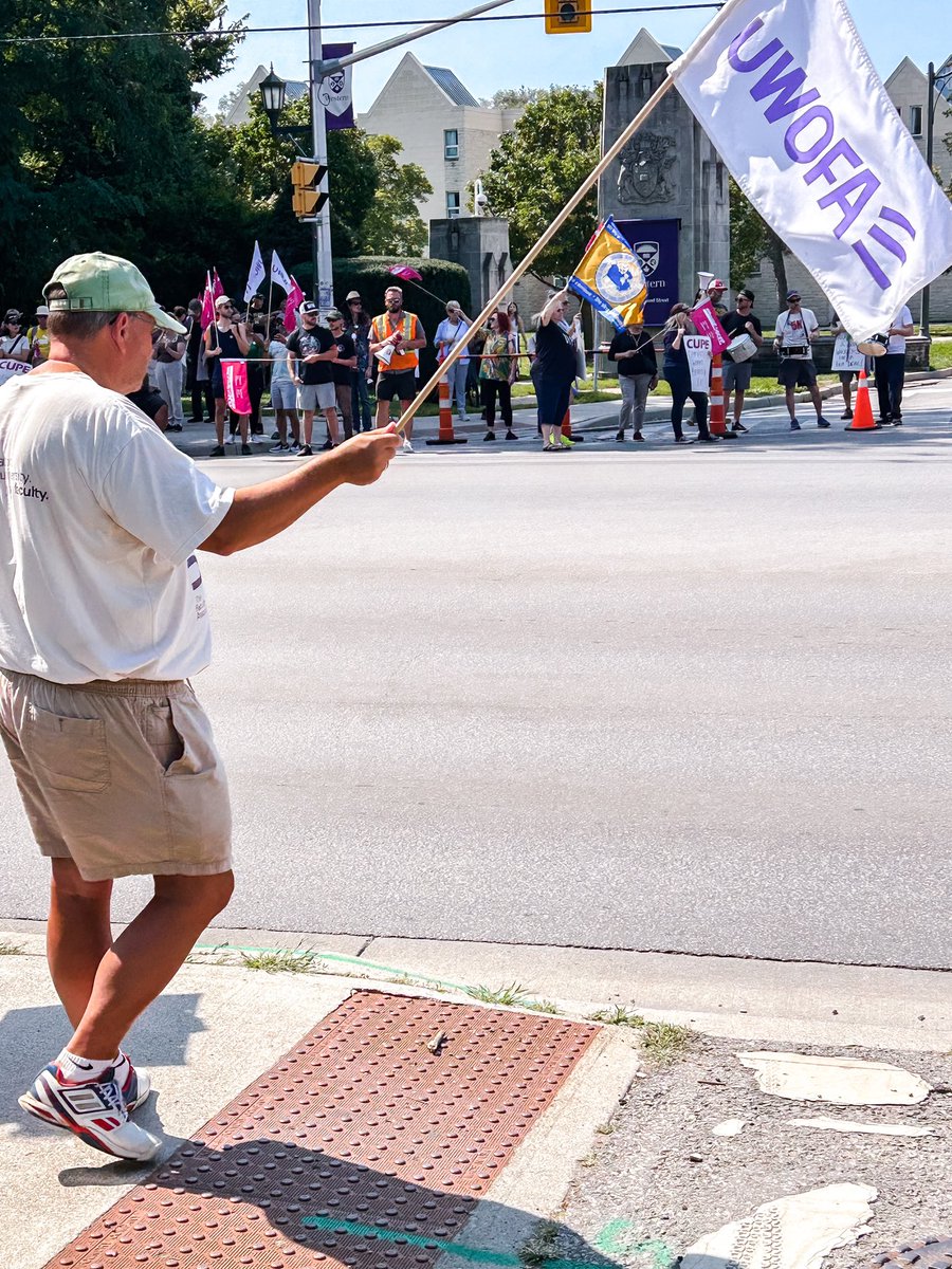 What a turn out for CUPE 2361!  We support workers who support campus life 🙌🏼✊🏻 <a href="/Ldn_Labour/">London and District Labour Council</a> <a href="/cupenat/">CUPE National</a> <a href="/CUPEOntario/">CUPE Ontario</a> <a href="/OFLabour/">OFL</a> <a href="/WesternU/">Western University</a>