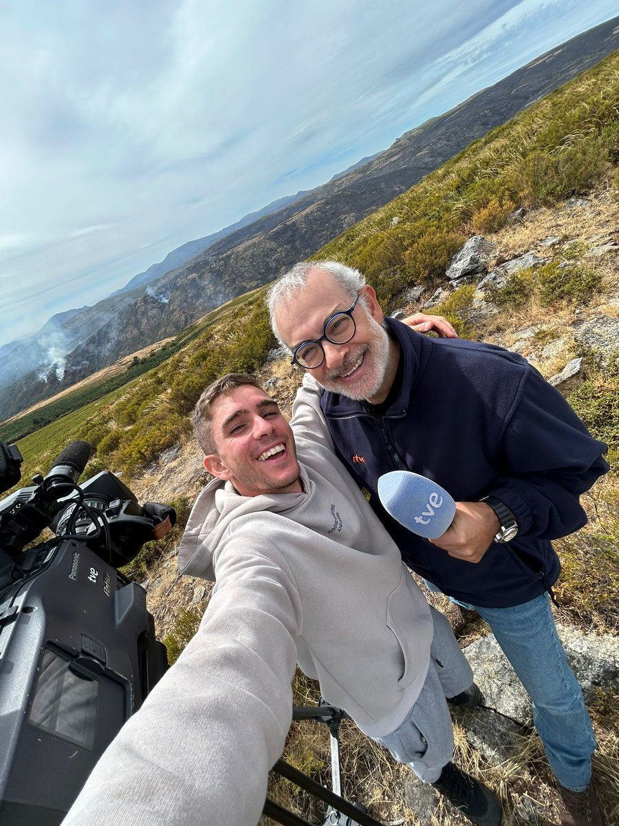 Con só 22 anos, grazas á pericia ao volante de <a href="/gabri_ft/">Gabri</a> e á súa ilusión por facer o traballo o mellor posible, puidemos informar en directo do incendio #IFVenceánsEntrimo dende un lugar case inaccesible. Grazas compañeiro <a href="/RTVEGalicia/">RTVEGalicia</a>