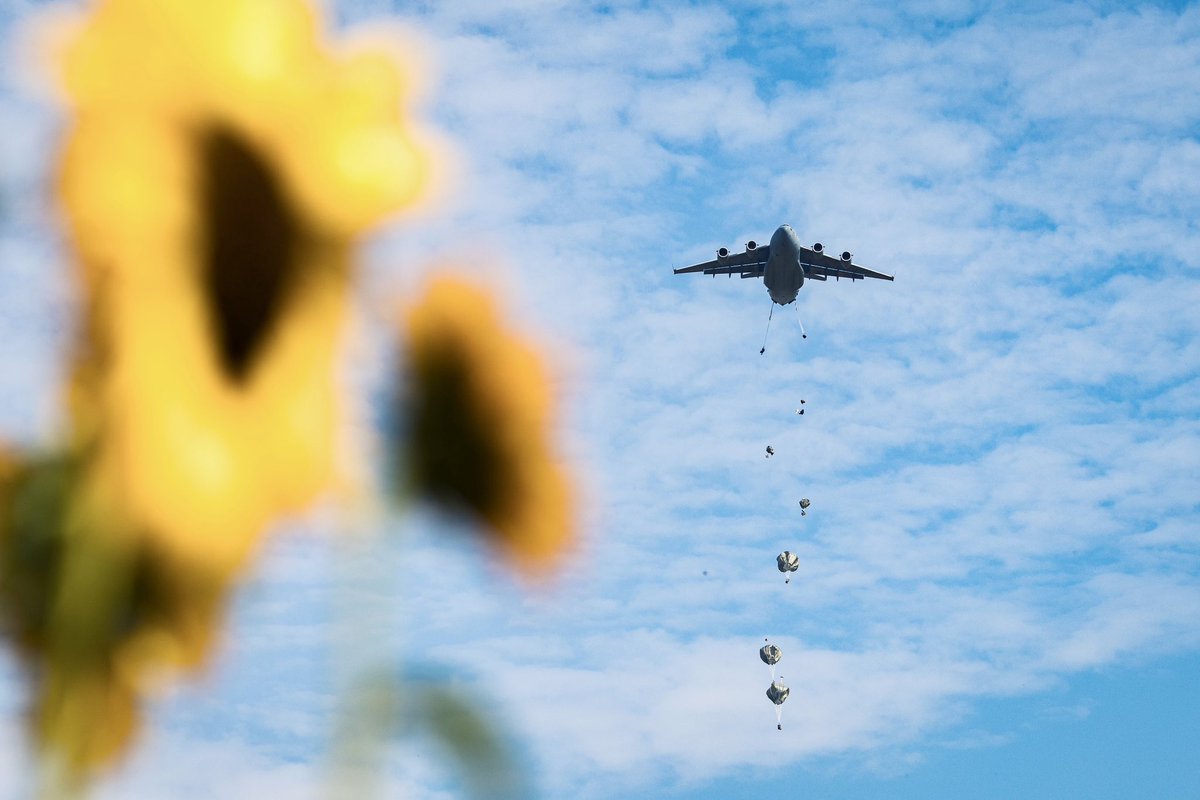 US_EUCOM's tweet image. 🌻 Watch us grow stronger!

Paratroopers jump into #SaberJunction24 over the fields of Eglsee, 🇩🇪! With more than 4,500 troops from 11 nations, this exercise is all about building #ReadyandPostured forces 🪂