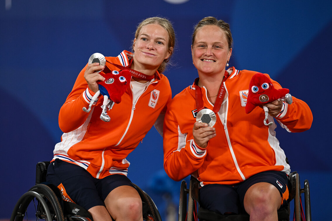 Na een 3 uur durend spektakelstuk in het Philippe Chatrier stadion, hebben Aniek en ik helaas in het dubbelspel het goud verloren.  Welldone Yui Kamiji en Manami Tanaka.  

Foto: ITF Kopatsch/Molter  

#doubles #silver #Paris2024 #wheelchairtennis @TeamNL <a href="/KNLTB/">KNLTB</a> <a href="/Paralympics/">Paralympic Games</a>