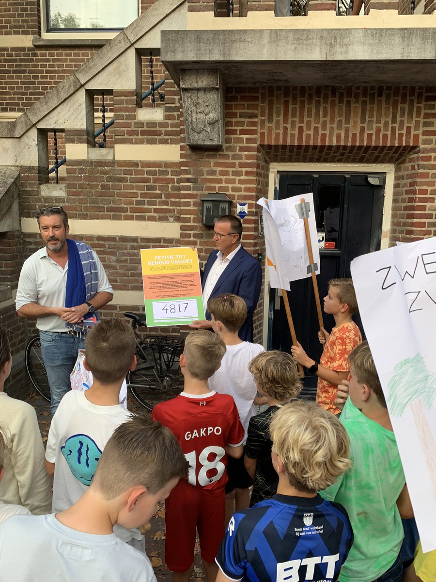 ✍️📋 | Vanavond ontving wethouder Dankers een petitie met 4️⃣8️⃣1️⃣7️⃣ stemmen voor behoud van <a href="/HetStaalbergven/">Staalbergven</a>. Een duidelijke boodschap van Hard voor ‘t Staal en de aanwezige kinderen: “Wij willen zwemmen!” 🏊🏊‍♀️ 

Wethouders Dankers beloofde dit over te brengen aan de raad.