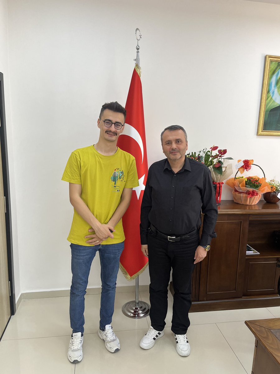 Sakarya Üniversitesi İlahiyat Fakültesi’nde Dekanlık görevine başlayan, öğrencisi olmaktan onur ve gurur duyduğum sayın Hocam Prof. Dr. Hasan Meydan’a hayırlı olsun ziyaretinden bir kare. 

Güzel olan ne varsa Hocamla olması temennisiyle.