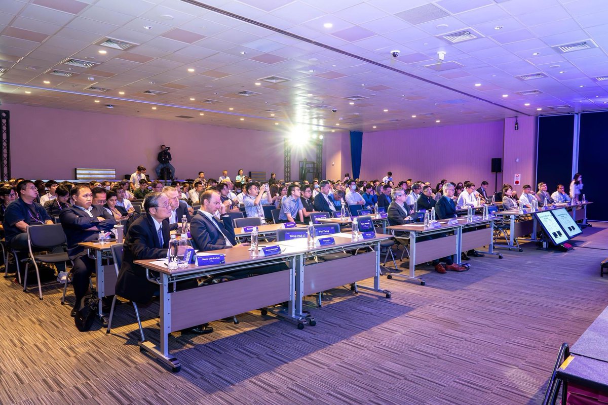 HonHai_Foxconn's tweet photo. At #SEMICON 2024 Hon Hai Research Institute (HHRI) joined the discussion of experts from Broadcom, Infineon, Skyworks, and Texas Instruments, sharing insights on cutting-edge developments like silicon photonics and automotive electronics.
#NExTForum #Semiconductors #Innovation https://t.co/0hwnx83gKS