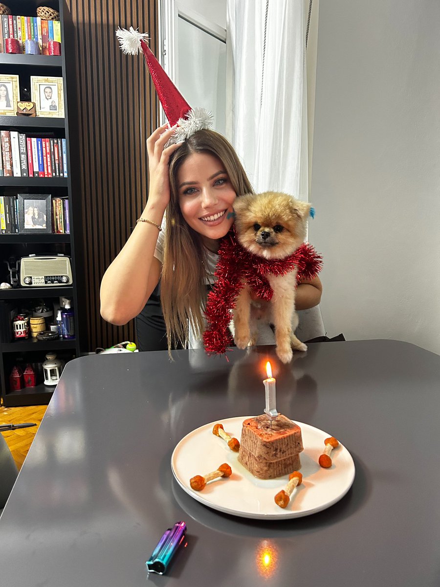 Biz başağız tabii ki abartıyı severiz ve herkesten nefret ederiz :d

İyi ki doğdun Poo🥹🐣🤩