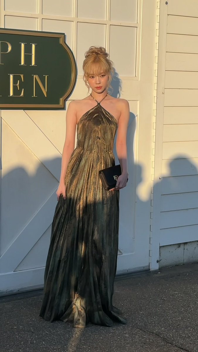 winteraphy's tweet photo. WINTER LOOKS ABSOLUTELY GORGEOUS TODAY!

WINTER AT RALPH LAUREN SP25
#WINTERxRLSP25 
#RALPHLAURENSP25
@RalphLauren https://t.co/O9hgCzofEd