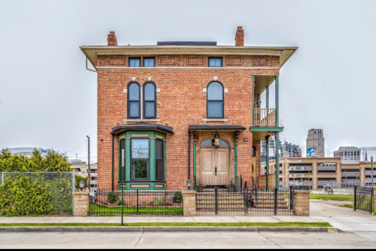 Jazzieeiswhoiam's tweet image. If you’re in Detroit and looking for something other than a typical hotel, try The Cochrane House Luxury Historic Inn.
You won’t be disappointed…

Chillin’ after work with friends…

This is Detroit…
This is who we are…
#Detroit #DetroitStrong #DetroitRoots
