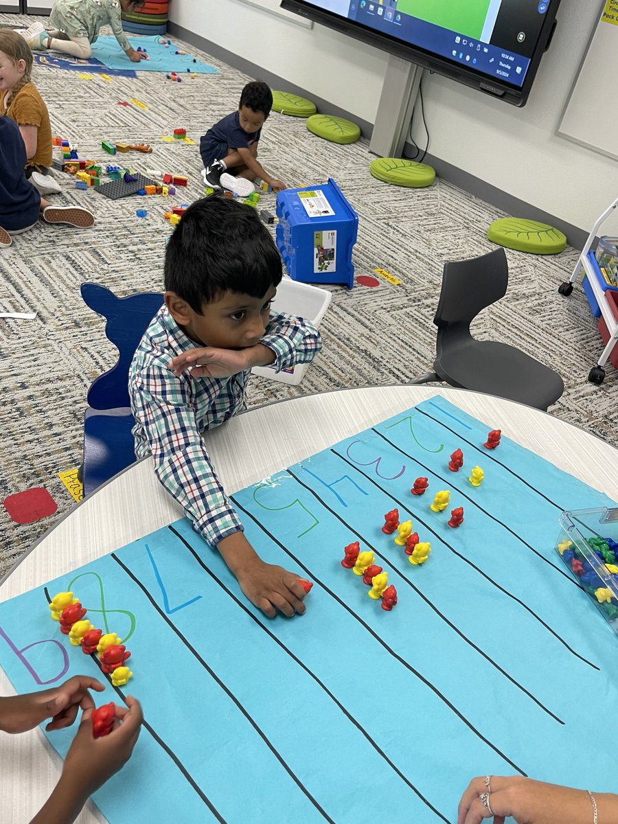 AmyCeron's tweet image. Butcher paper is a cheap and easy way to allow children to work on so many concepts. #finemotorskills #patterns #letterrecognition #numberrecognition #counting @PISDCalhoun