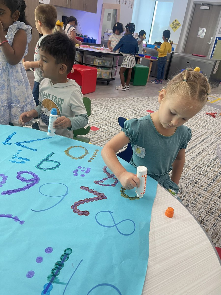 AmyCeron's tweet image. Butcher paper is a cheap and easy way to allow children to work on so many concepts. #finemotorskills #patterns #letterrecognition #numberrecognition #counting @PISDCalhoun