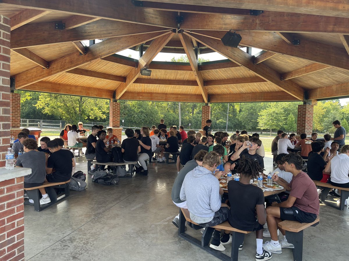 AHS_TDClub's tweet photo. Wow! Our boys were eating good tonight! Huge THANK YOU to @butterbees for donating tonight’s main course!

Thank you to our incredible parents for the salads and dessert!

1 MORE DAY! https://t.co/WaKngii8zn