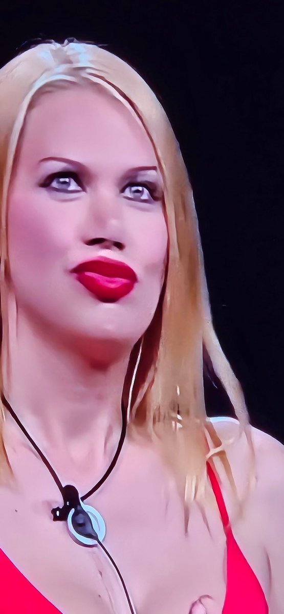 HispanoMalaga's tweet photo. #GranHermano19
Que me parto joder , si esta tia es el Luisma haciendo de Raquel Revuelta en homozaping!🤣🤣🤣 https://t.co/jQMwKJvall