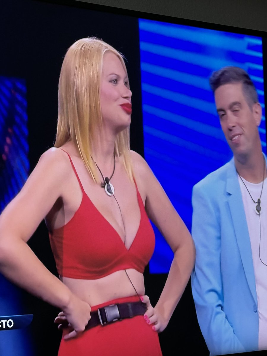 JORGESIS0's tweet photo. Con respeto, pero es la tercera hermana Wilson #GranHermano19 https://t.co/r6E0fJEeAp