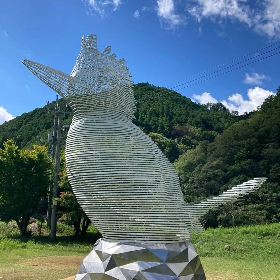 鏡野町の奥津振興センターにジェンチョン・リョウさんの作品｢山に響く