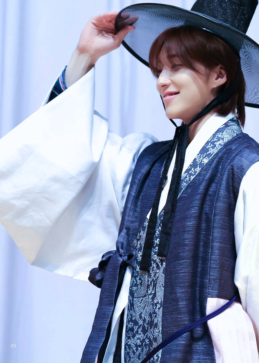 gimsina2165663's tweet image. 푸른 한복을 입은 남자

1. 긴머에 갓 쓴 미소가득 선비
2. 볼끼 착붙인 늠름 동자(?)
3. 짧머의 좀 놀아본 미모의 왕

@uppie_rang                         @peak______pick