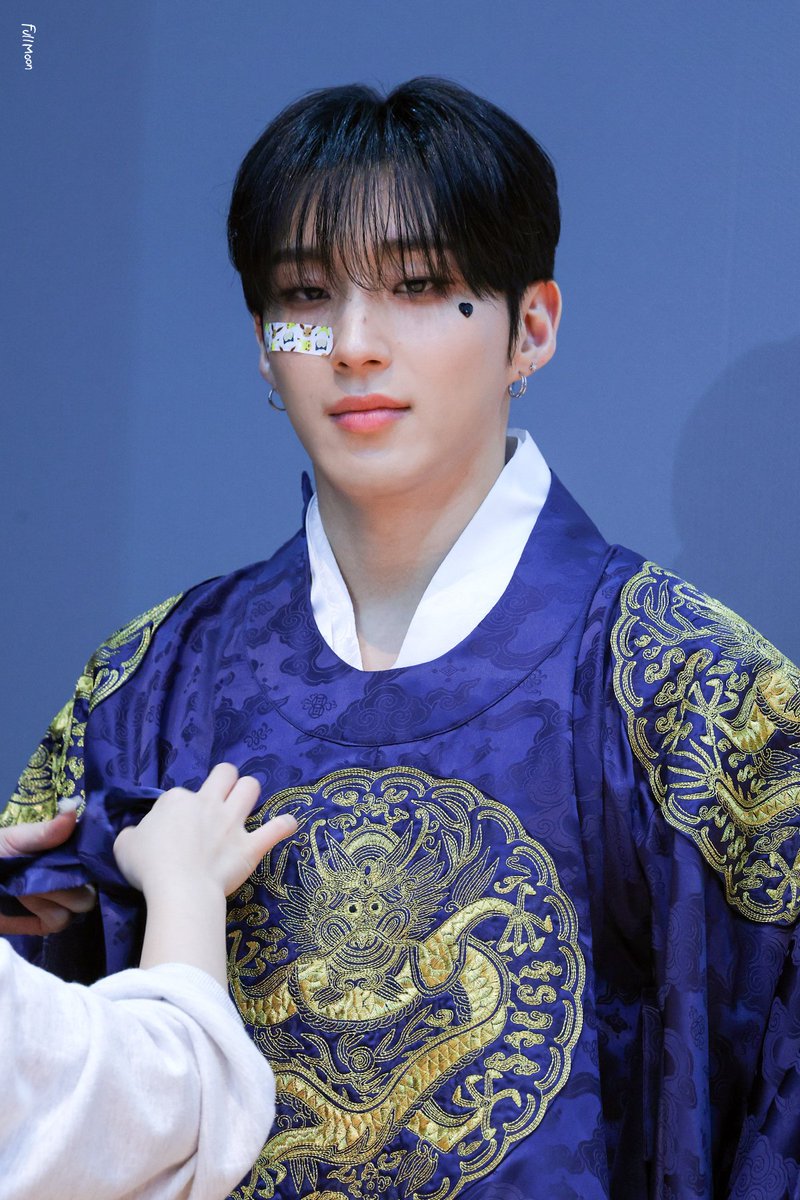 gimsina2165663's tweet image. 푸른 한복을 입은 남자

1. 긴머에 갓 쓴 미소가득 선비
2. 볼끼 착붙인 늠름 동자(?)
3. 짧머의 좀 놀아본 미모의 왕

@uppie_rang                         @peak______pick