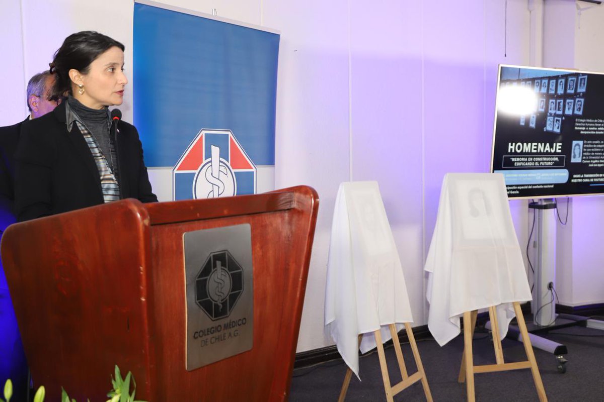 colmedchile's tweet image. Nuestra Pdta. Dra. Anamaría Arriagada (@titiarriagada), ofrece unas palabras en este homenaje:
“Debemos seguir reforzando nuestros departamentos de DDHH en todas las regiones; actualizar continuamente nuestro código de Etica, incorporando los DDHH y su defensa irrestricta. 
Para…