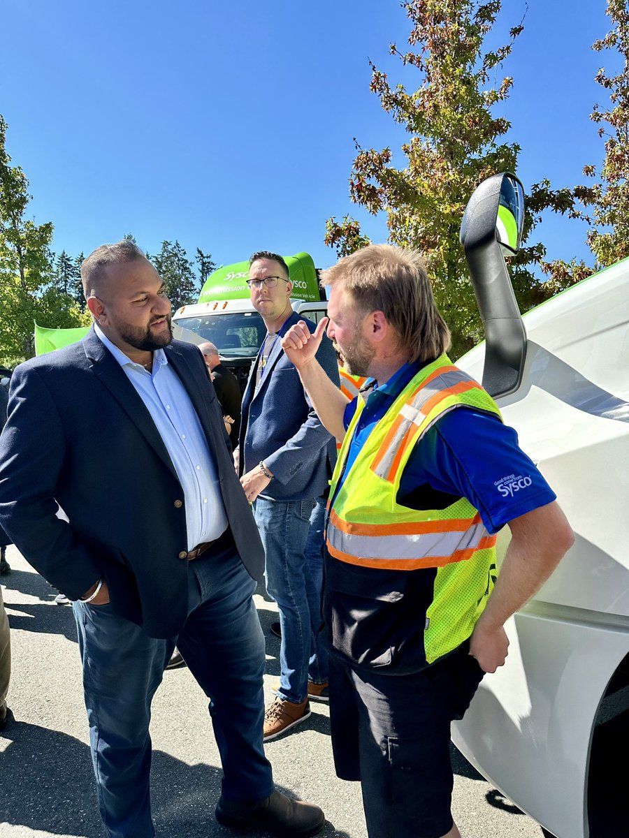 rparmar_BC's tweet image. Proud to see @SyscoCanada launch their first set of electric delivery trucks in Canada right here in #Langford! 🌍🚛 

Just across the road from BC’s first electric school buses. 

Grateful the Government of BC could be a partner in making this happen!