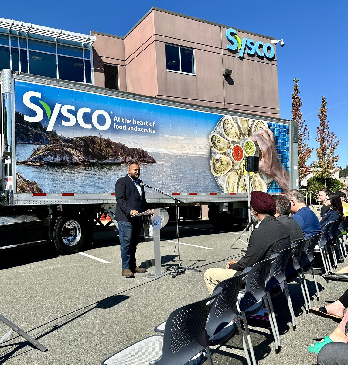 rparmar_BC's tweet image. Proud to see @SyscoCanada launch their first set of electric delivery trucks in Canada right here in #Langford! 🌍🚛 

Just across the road from BC’s first electric school buses. 

Grateful the Government of BC could be a partner in making this happen!