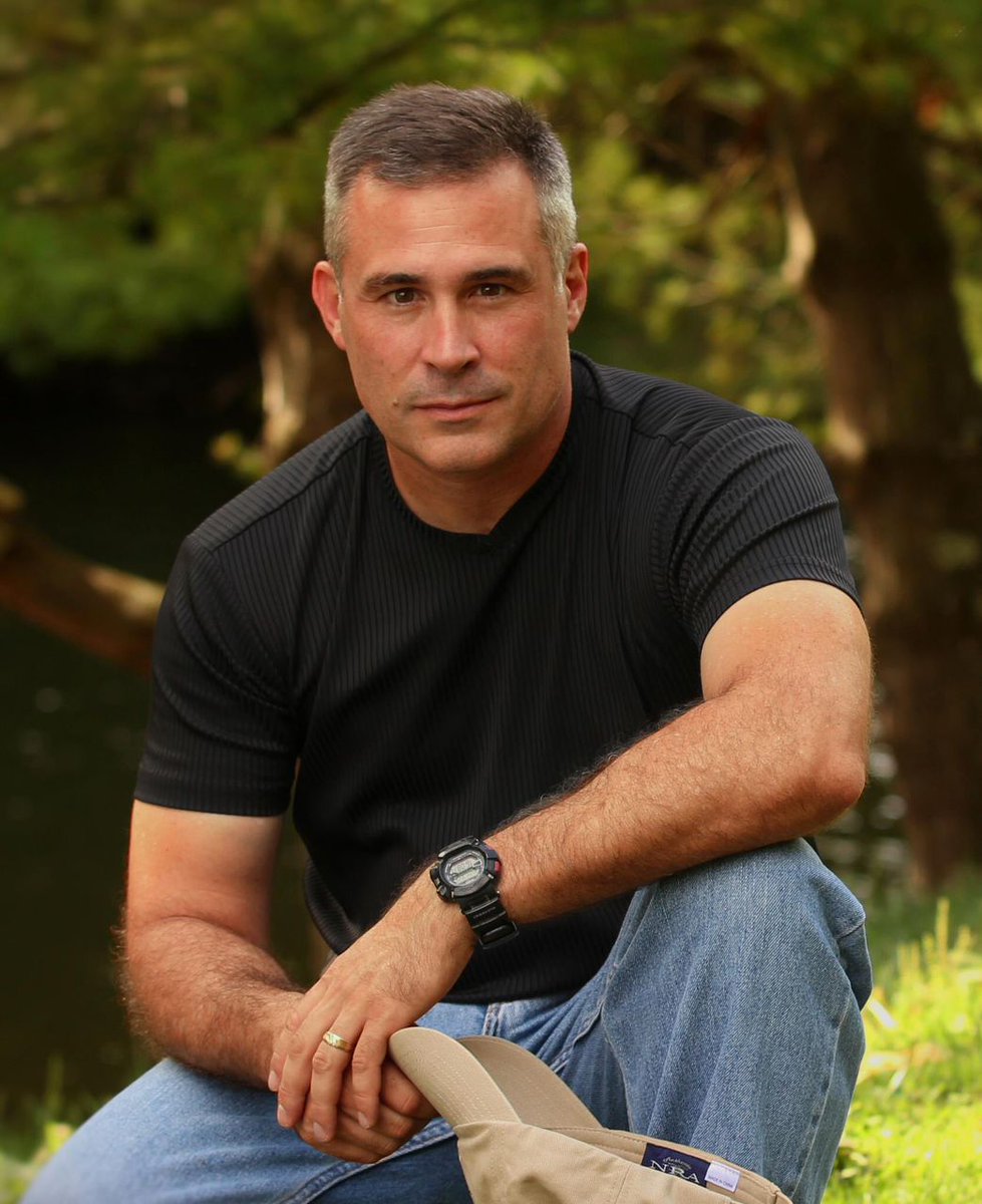 KimdavidL's tweet image. my 40"s  like good and young 🤡🤡🤡🥳🥳😛