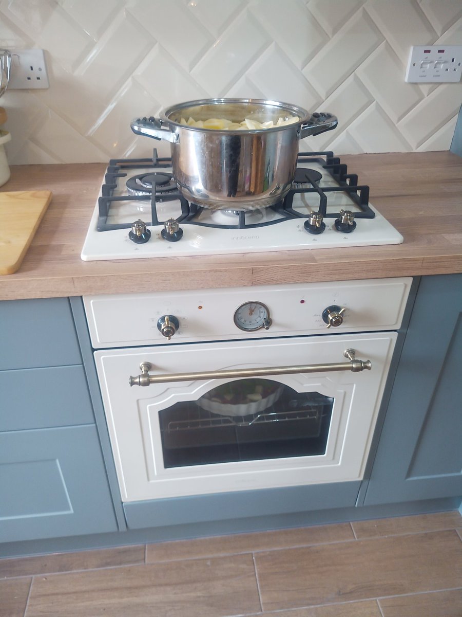 juicyrootsblog's tweet image. The Fall Harvest Begins 🍁
 My kitchen is filled with the sweet smell of  apples cooking down for jam and juicy tomatoes roasting in the oven,  ready to be jarred. #FallPreserving  #WinterPrep #CanningSeason #PreserveTheSeason  instagram.com/p/C_jZrhgo2pw/