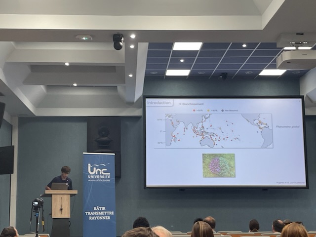 Félicitations 👏 à <a href="/S_Guillermin/">Sébastian Guillermin</a>  <a href="/UMREntropie/">Entropie - Tropical Marine Ecology Lab.</a> <a href="/ird_fr/">IRD.fr</a> qui remporte le prix 🏆 de la meilleure présentation orale « Etude de la dynamique des communautés coralliennes des récifs isolés de Nle-Calédonie dans le contexte du changement climatique » lors des doctoriales de l'<a href="/unc_nc/">Université de la Nouvelle-Calédonie</a>