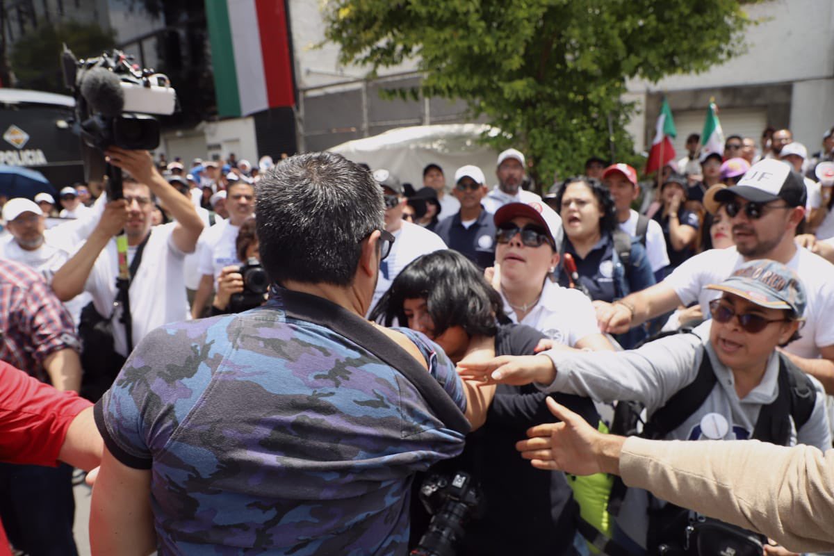 #URGENTE no sabía que los trabajadores del #PoderJudicial que protestan hoy fueran también golpeadores y matones. Así agredieron a la fotoperiodista de El Universal,vean como este tipo la toma por el cuello en un acto de total cobardía.Fotos <a href="/gabyesquivel/">Gaby Esquivel</a> #prensalibre