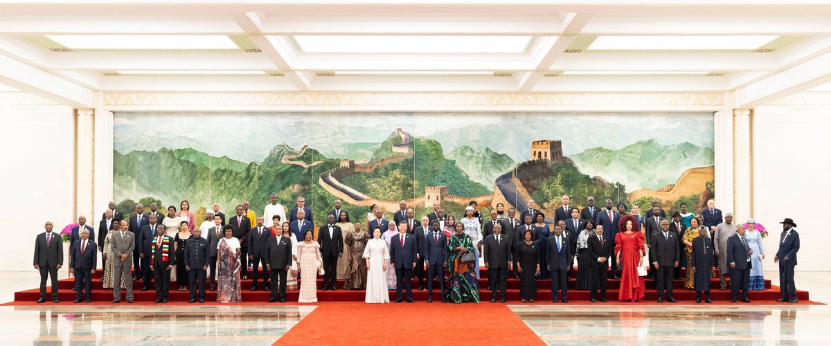 BahatiRaymond1's tweet photo. Le sommet Chine Afrique 🤔… un sommet d’un pays avec un continent. Des hommes d’états d’un continent autour d’un homme d’état un pays. Voilà le signe que nous avons des leaders paresseux qui veulent tout avoir facilement par l’aide au développement au lieu de travailler. https://t.co/OdvH351DOM