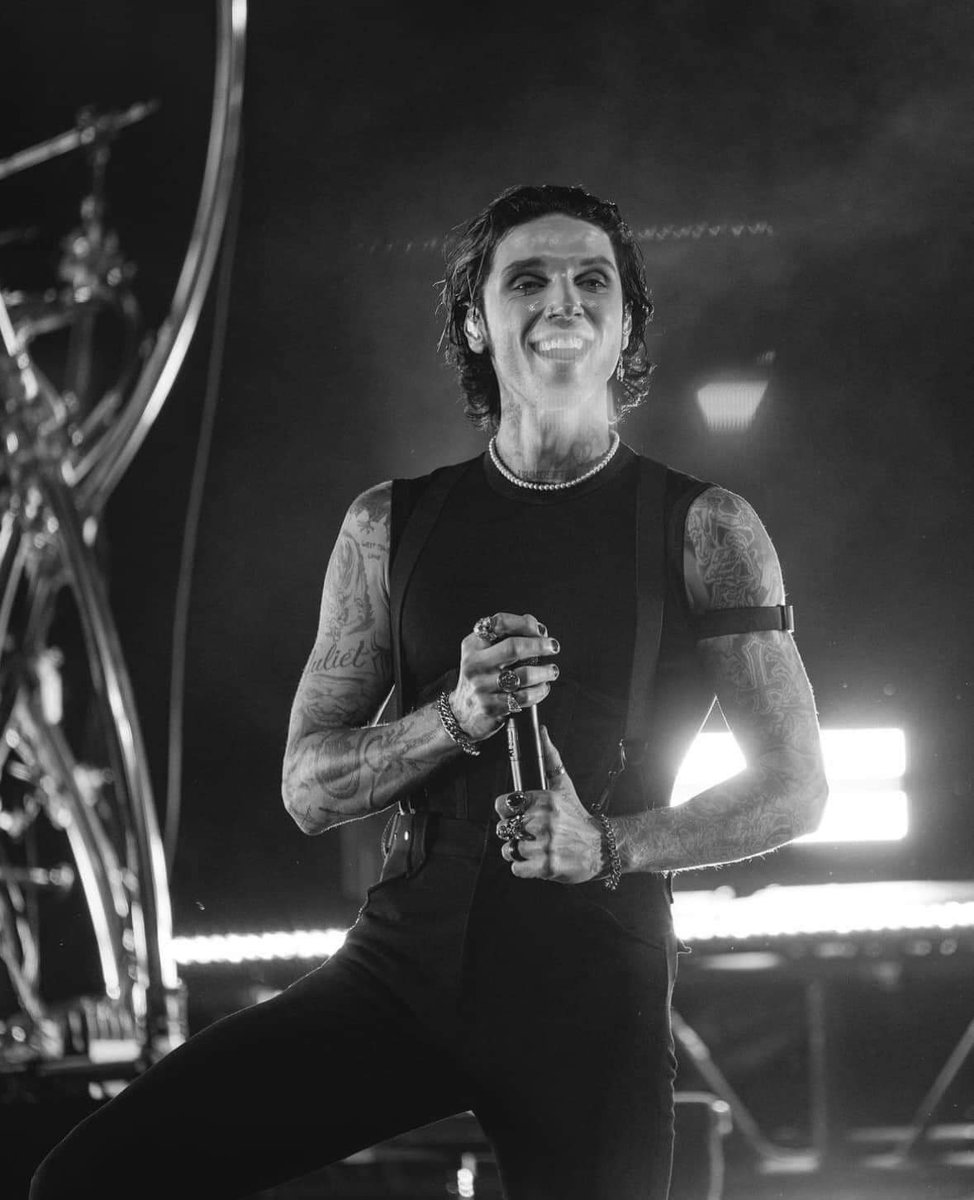 "So I'm trying my hardest to be what you made, like a court jester my smile won't fade
Giving it all, rising to fall to my grave
Answer the call, living in thrall
You are the one born to save"  🖤🔥🖤