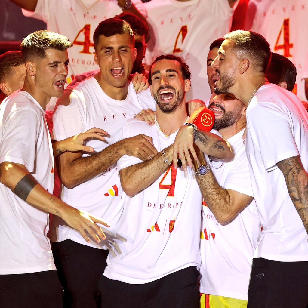 🇪🇦🗣️ Marc Cucurella, Erling Haaland şarkısı için olay bi R gelmiş :

 "İngiltere'de bunu bağlamından kopardılar, sanırım o da bilmiyordu. Ne söylediklerini okudu ve biraz kişisel algıladı."

 "Günümüzde insanlar her şeyi çok kişisel algılıyor."