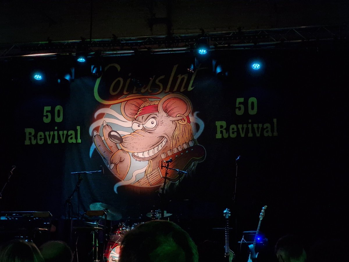 OSeppanen's tweet image. Tällä kertaa keikalla keski-ikä laski, kun olin paikalla. Tämä lahja kannatti itselle ostaa. Odysseus soi komeasti ja Siskokin hengitti syvään.  #coitusint #juicepresidentiksi