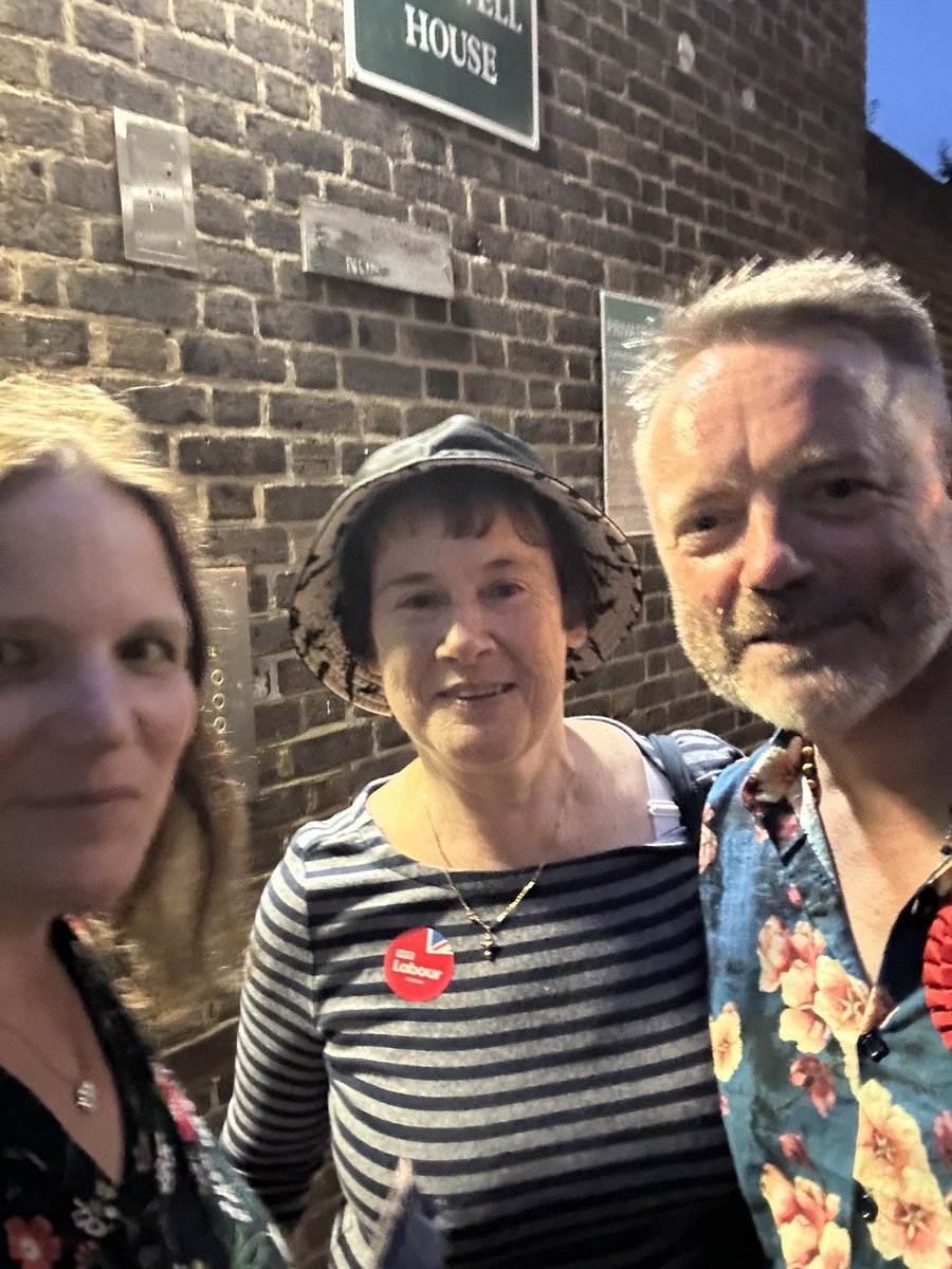 On the doors in Kilburn this evening, supporting the fab <a href="/Rgt71Robert/">Robert Thompson (he/him)</a> 

Just under 2 hours until polls close in the Camden by-elections. 

Remember to bring ID and vote Labour.