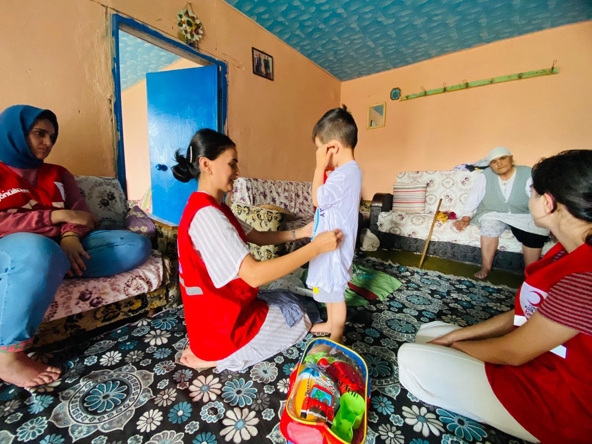 Kızılay Kadın Doğubayazıt gönüllüleri olarak torunuyla tek yaşayan asırlık çınarlarımızdan olan teyzemizi ziyaret edip vakit geçirdik.
#Kızılaykadın #gönüllüolorg #merhametçınarları