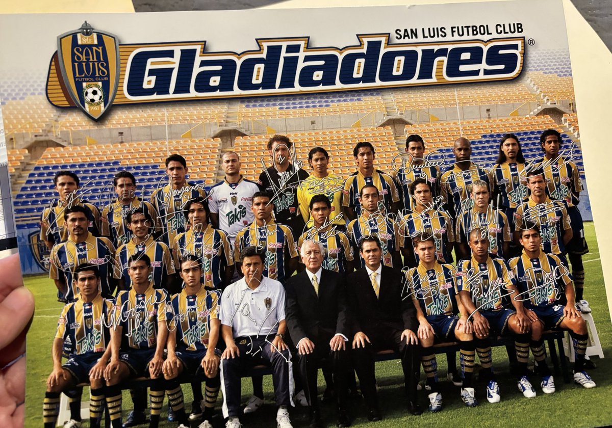 Lo que uno se encuentra acomodando papeles 💙💛
