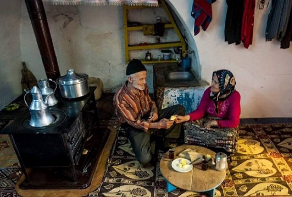 إذا كان لديك عائلة تحبك، وبعض الأصدقاء 

الطيبين، وحبيب ينتظرُك وطعام على المائدة 

وسقف فوق رأسك، فأنت أغنى من ماتتصوّر

🟠🟣🌷